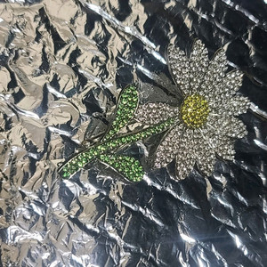 지디 데이지 브로치 팝니다!