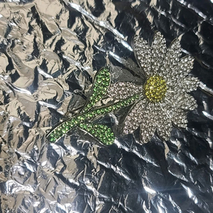 지디 데이지 브로치 팝니다!