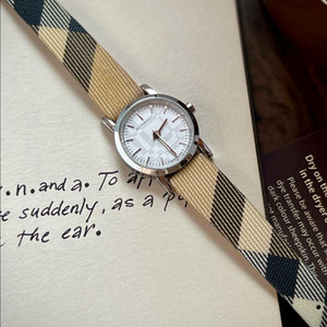 버버리 실버 라운드 여성 시계