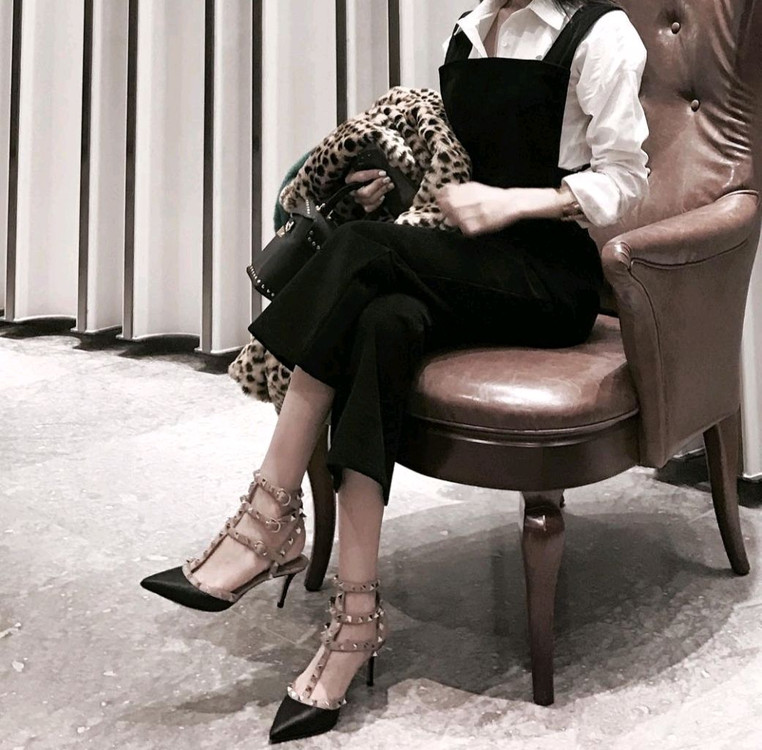 발렌티노 락스터드 스트랩힐(블랙,6.5cm)235--1