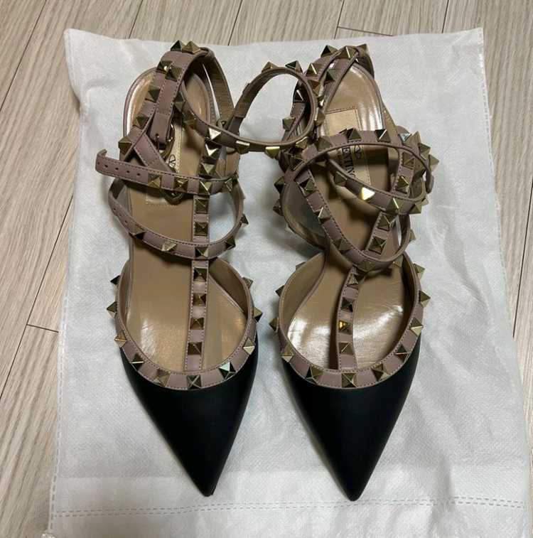 발렌티노 락스터드 스트랩힐(블랙,6.5cm)235--8