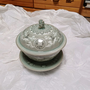 2005년APEC국빈선물용청자상감운학국화문합