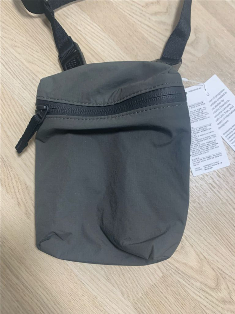 유니클로u 25fw 미니백 다크그레이 판매 이미지