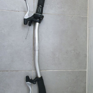 다혼 자전거 핸들입니다그립시프트 변속기와 브레이크 레버가 달려있습니다 이미지