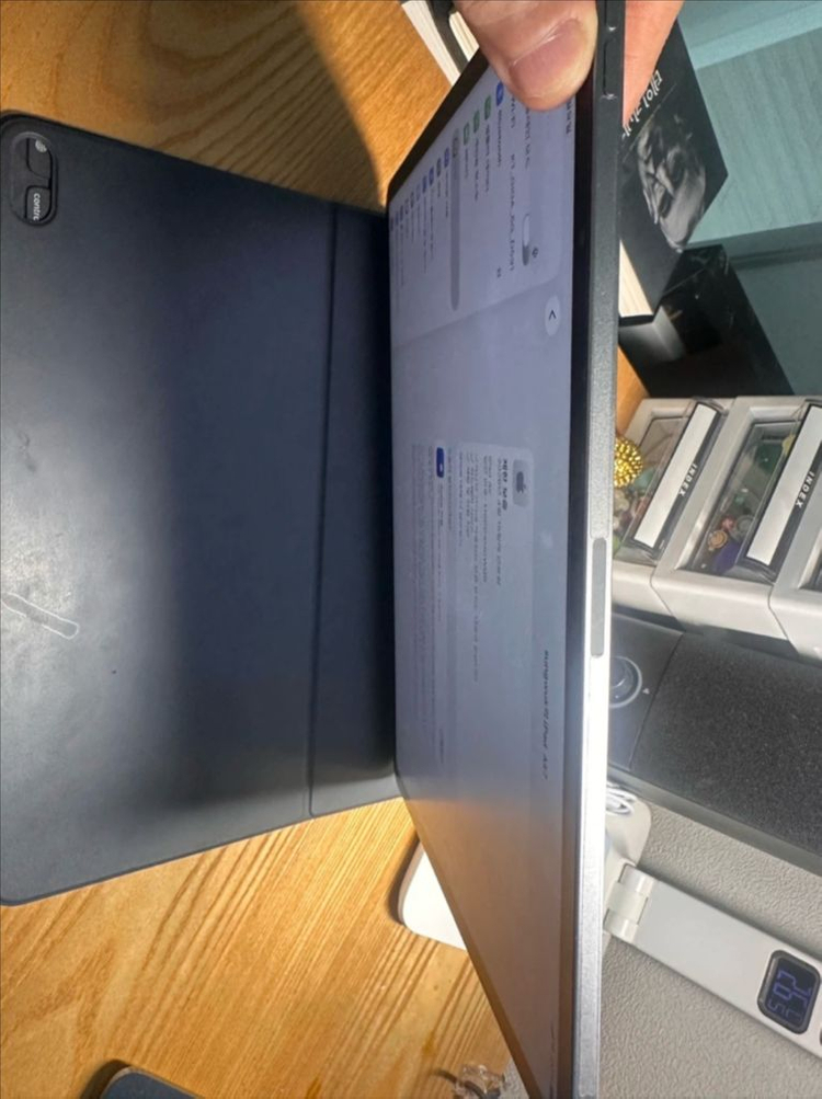 아이패드에어 13 m3 셀룰러256 + 폴리오키뷰드 이미지