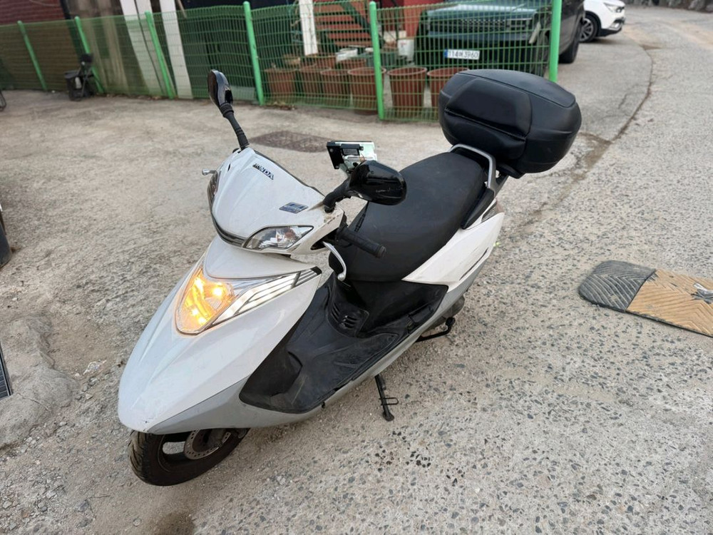 혼다 scr110 19년형 화이트컬러 판매합니다--1