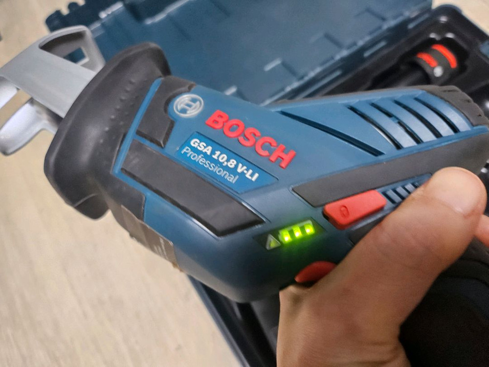 보쉬 충전 왕복톱 전동톱 컷쏘 세트 이미지