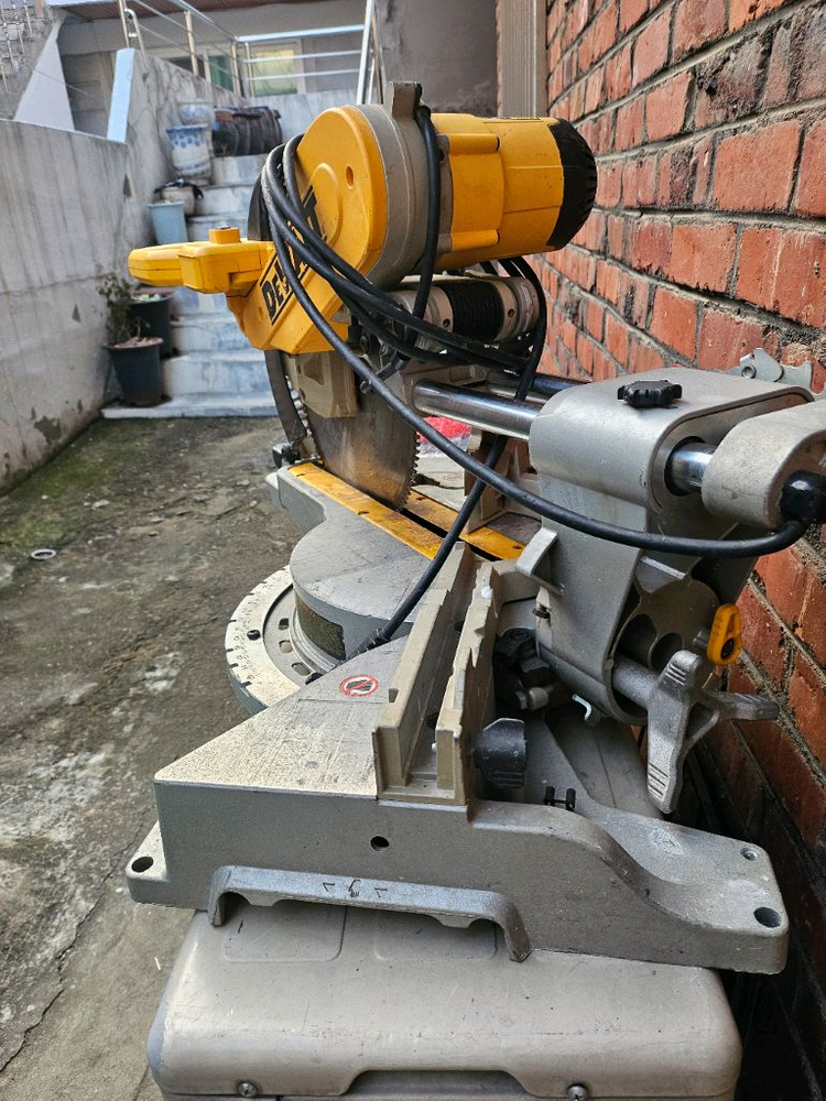 디월트 12인치 슬라이딩 각도절단기 마이터쏘 이미지