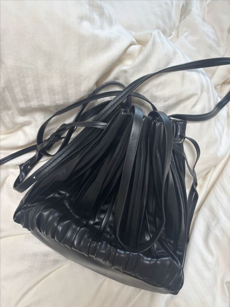 자라 플리츠백 버킷백 블랙 가방 복조리백 크로스백 이미지