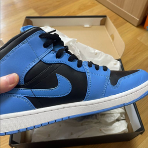 에어조던 1 미드 유니버시티 블루 블랙 265 이미지