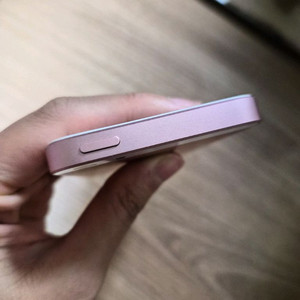 스마트폰 SE 로즈골드 이미지