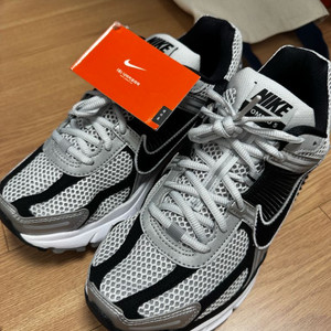 나이키 줌보메로5 메탈릭실버블랙 260 새상품 팜