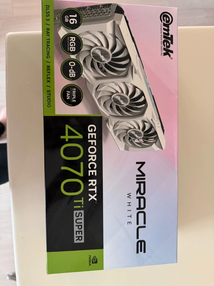 이엠텍 RTX 4070 Ti SUPER 팝니다 이미지