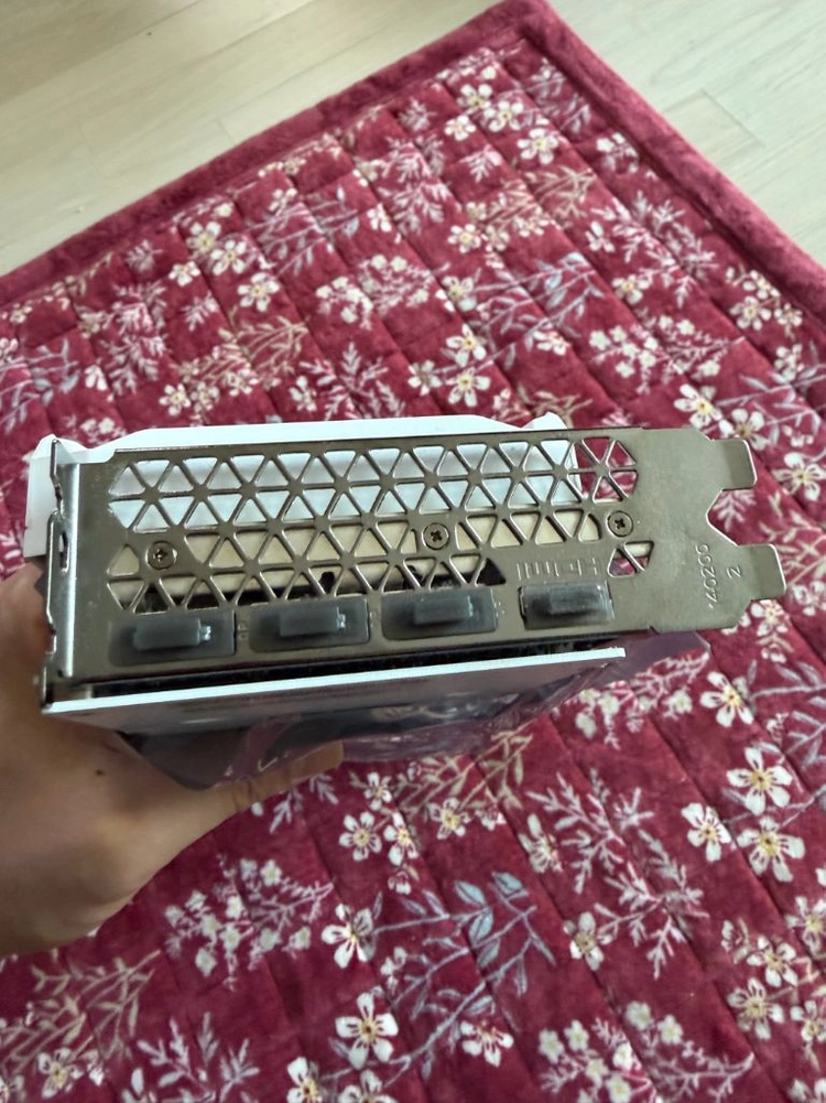 이엠텍 RTX 4070 Ti SUPER 팝니다 이미지
