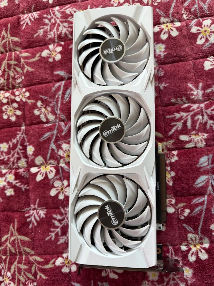 이엠텍 RTX 4070 Ti SUPER 팝니다 이미지