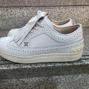 어뉴 골프화입니다 235