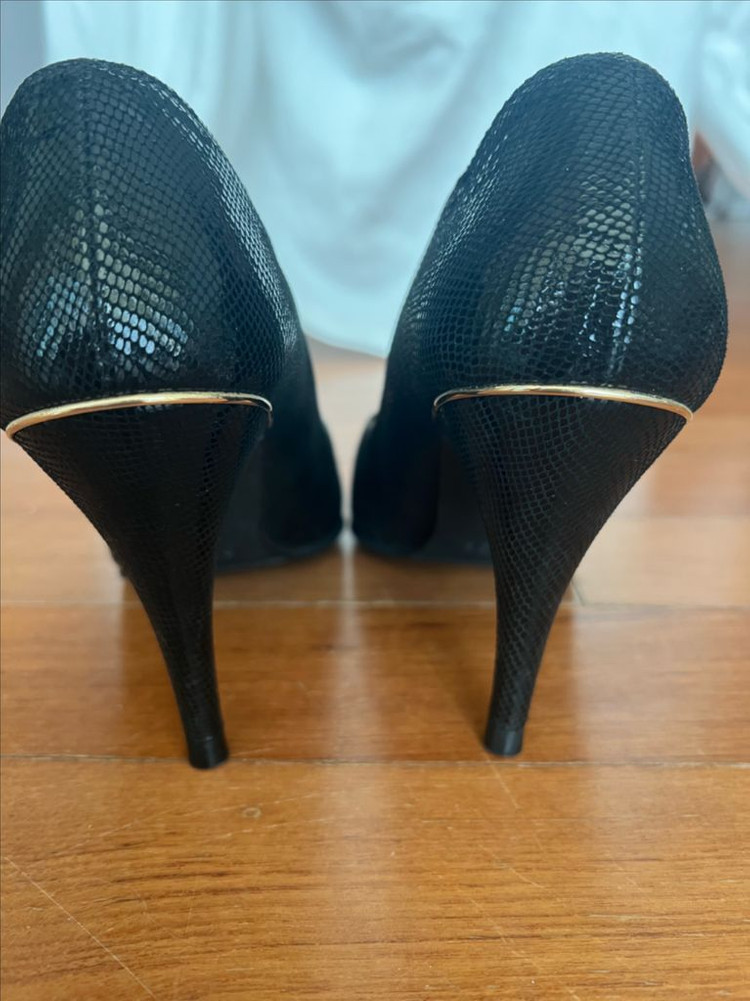 새상품-고세(GOCCE) 블랙 스네이크 패턴 펌프스 이미지