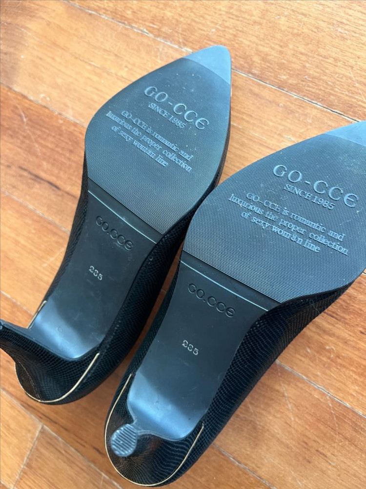 새상품-고세(GOCCE) 블랙 스네이크 패턴 펌프스 이미지