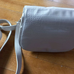 여성용 어깨가방과 손가방