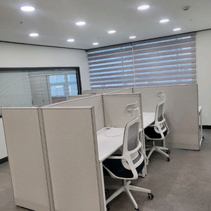 파티션 책상 의자 원탁 서랍 수납장 회의용의자 회의용테이블 책장 포밍탁자 작업탁자 이미지