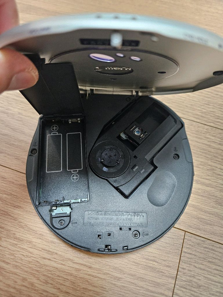 소니 cdp CD워크맨 D-E990 정상작동품 입니다. 이미지