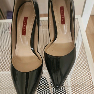 세라 블랙 포인티드 힐 이미지