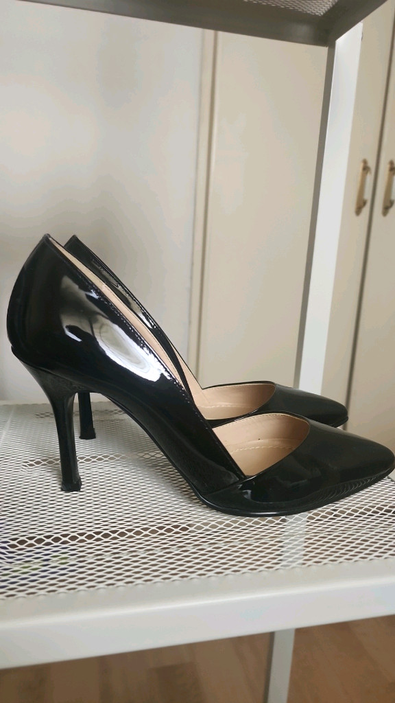 세라 블랙 포인티드 힐 이미지