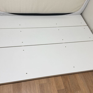 삼분의일 퀸사이즈 화이트 침대 프레임 이미지