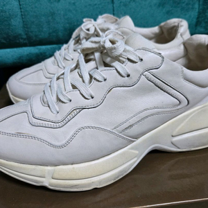 구찌 라이톤 더티 7.5사이즈. 발렌티노,알렉산더맥퀸,발렌시아가,버버리