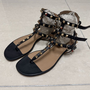 발렌티노 락스터드 T스트랩 플랫 37.5 (급처)