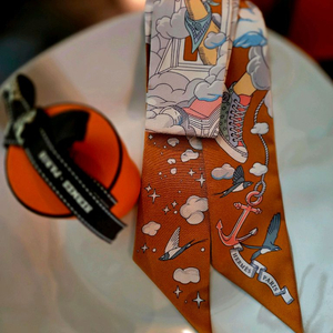 에르메스 트윌리.실크 스카프 방도. 유명한 구름 트윌리 브라운(새제품급)