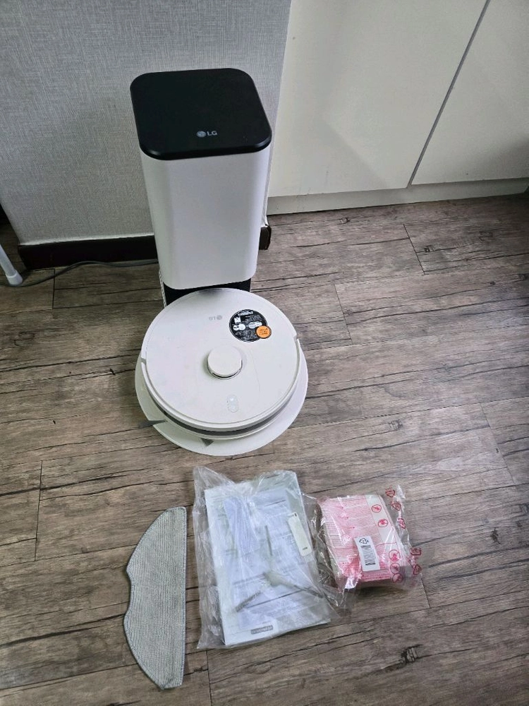 (가격인하) LG 코드제로 로봇청소기 올인원타워 팝니다 이미지