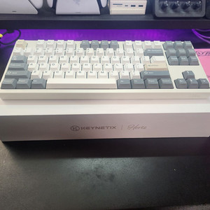 키네틱스 헤르츠87(Hertz87) 바닐라 크림 색상 판매합니다.