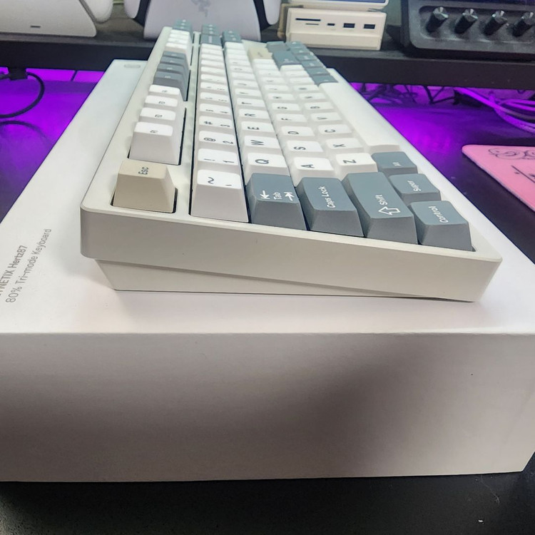 키네틱스 헤르츠87(Hertz87) 바닐라 크림 색상 판매합니다.--2