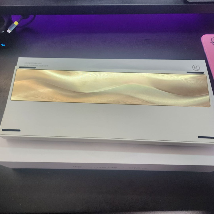 키네틱스 헤르츠87(Hertz87) 바닐라 크림 색상 판매합니다.--3