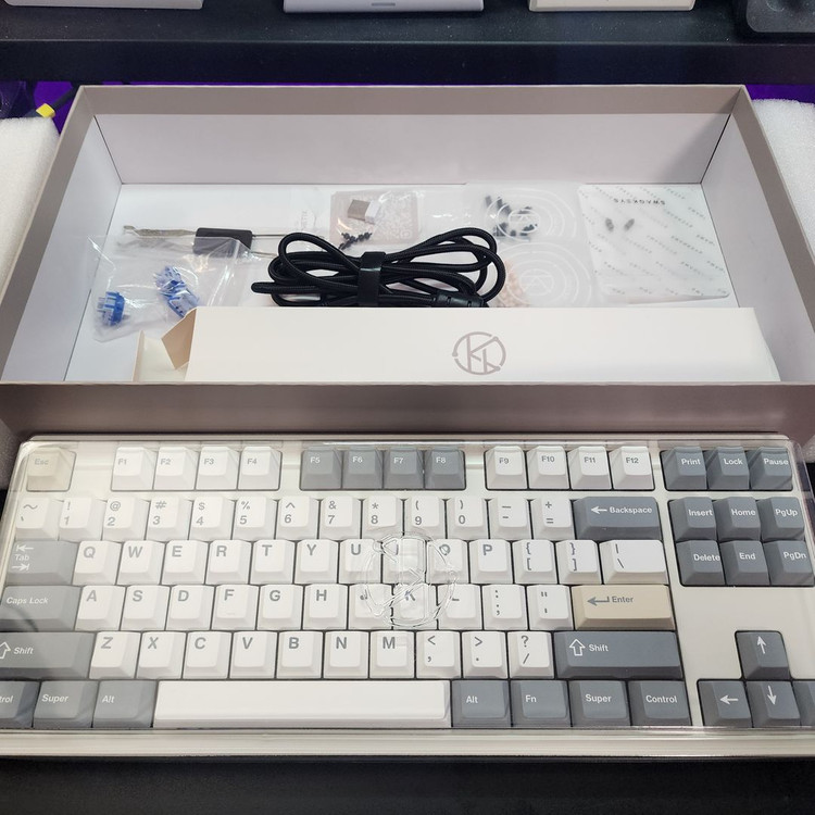 키네틱스 헤르츠87(Hertz87) 바닐라 크림 색상 판매합니다.--4