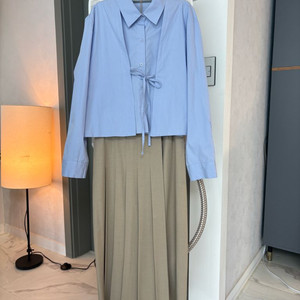 레이어드 리본 셔츠, 랩스타일 플리츠 스커트