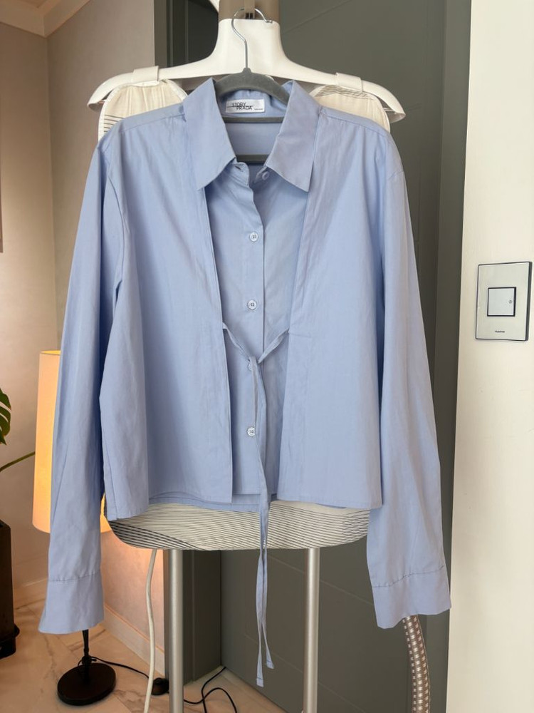 레이어드 리본 셔츠, 랩스타일 플리츠 스커트--2