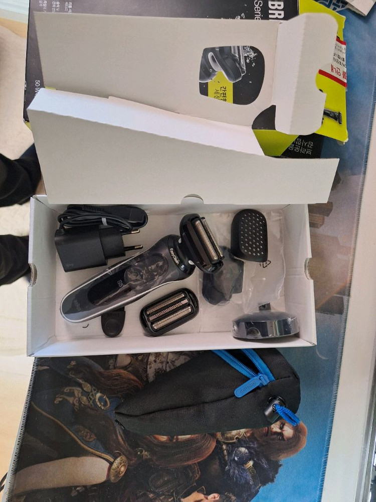 미사용 브라운 면도기 5시리즈 50-W4200cs + 정품 브라운 면도날 1개 추가 택포 119000 판매합니다--1