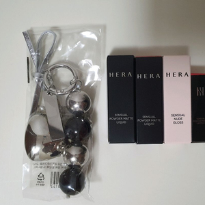 헤라 하트볼 키링 + 센슈얼 파우더 매트 리퀴드, 립스틱, 누드 글로스