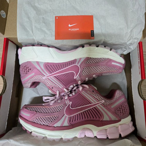 신품급 나이키 우먼 줌보메로5 프리미엄 엘리멘탈 핑크 ( 230) 판매합니다