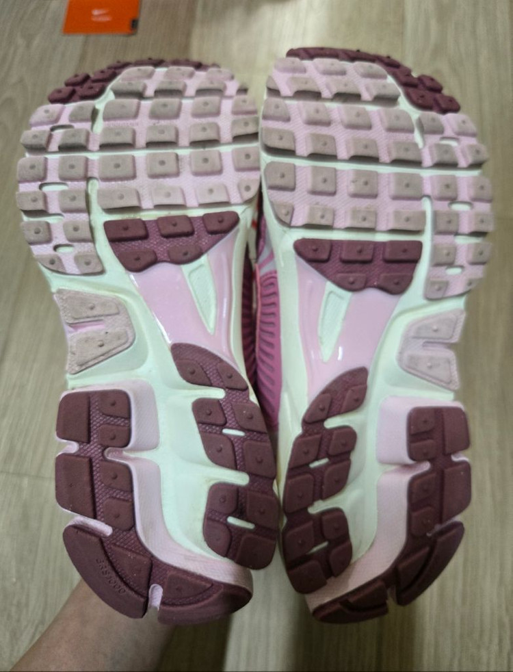 신품급 나이키 우먼 줌보메로5 프리미엄 엘리멘탈 핑크 ( 230) 판매합니다--6