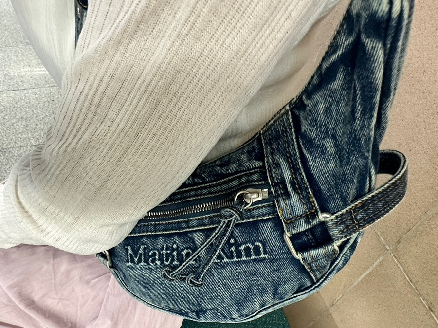 {새상품}마뗑킴 워시드 데님 미니 호보백 블랙 마땡킴--5