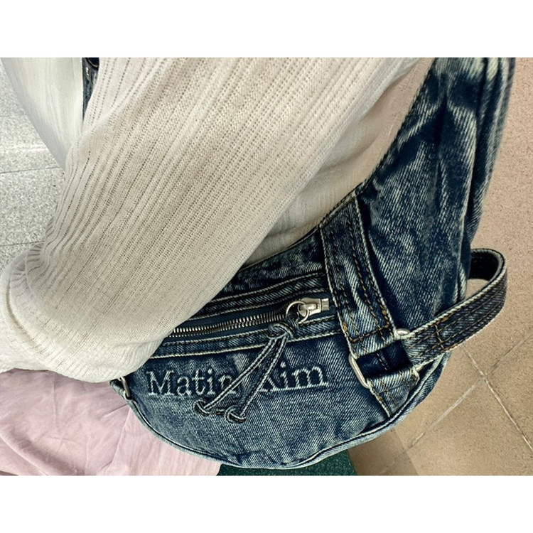 {새상품}마뗑킴 워시드 데님 미니 호보백 블랙 마땡킴--3