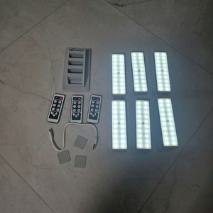 충전식 무선 센서등 6개와 리모컨, 충전기 판매 해요 (백색등)