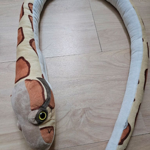롯데월드 뱀 인형 팝니다.