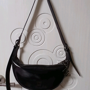 베라왕 크루아상 블랙 가죽 숄더백 겸 크로스백