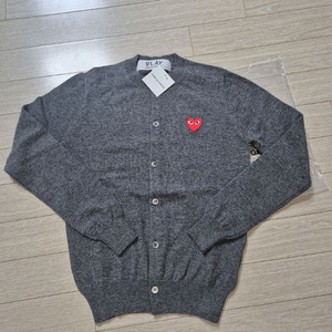 쿨거래시 23만택포! 미착용 새제품 정품 꼼데가르송 PLAY 레드하트 가디건 남여공용