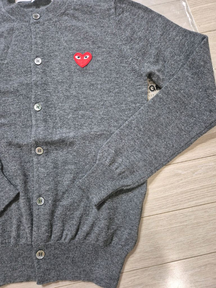 쿨거래시 23만택포! 미착용 새제품 정품 꼼데가르송 PLAY 레드하트 가디건 남여공용--4