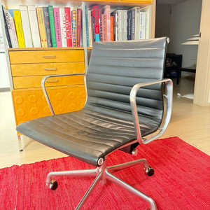 허먼밀러 임스 알루미늄 그룹 체어 이미지